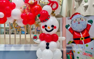 A Complete Christmas Setup with Balloon Elements
